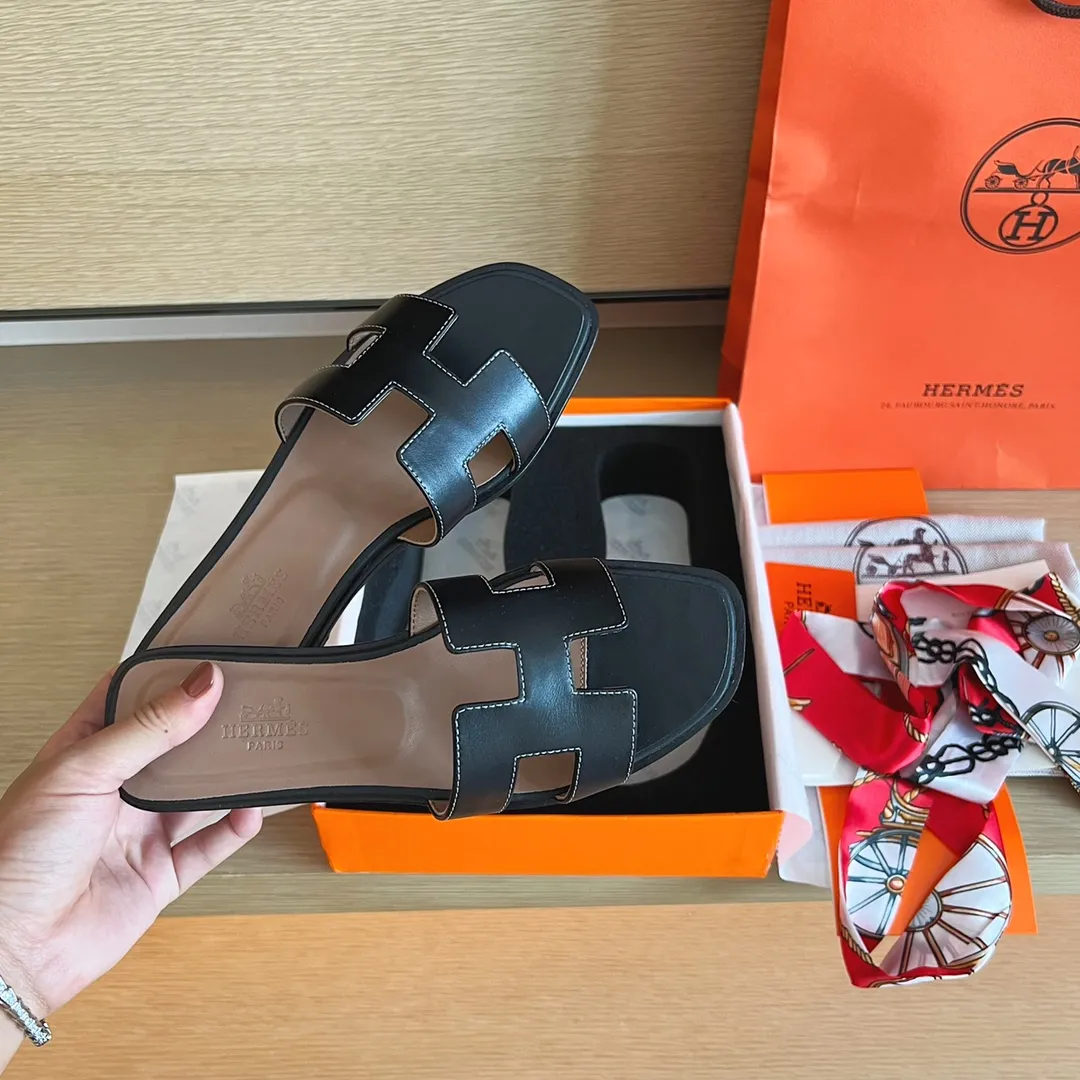 P480👟👟 Hermès) The packaging has been upgraded, and the layout and workmanship materials have been upgraded. Hermes®🔴Handmade Shoes👟👟 👟👟 Product Hermes Slippers🐎 —————————— The 2023 early spring new model is the same as the original version, purely handmade by masters! ❥High-end customization, exclusive products, industry❥Using: Hermers upper: Italian imported cowhide + original custom-grade Australian sheepskin feet + genuine leather outsole (pursuing walking comfort) 👟👟 ~~〰〰〰〰❥ Packaging: ✔🚦Pay attention to the exclusive packaging 〰Original quality on sale━━━━Hermes━━━━━ size: 35-40 (34.41.42 custom-made, non-refundable)